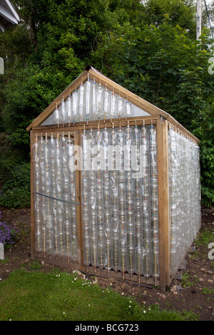 Articles recyclés produit écologique - serre faite de bouteilles en plastique réutilisées formant des murs extérieurs de hangar de jardin, un projet scolaire  jardiniers Banque D'Images