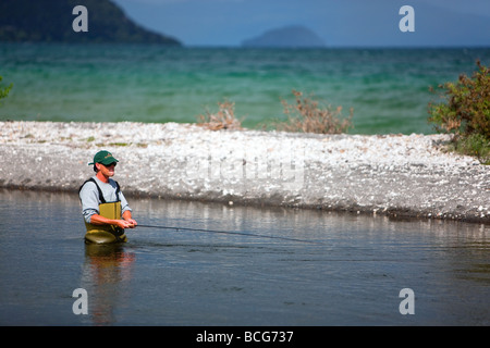 Pêche à la mouche au lac Taupo, Nouvelle-Zélande Banque D'Images