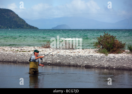 Pêche à la mouche au lac Taupo, Nouvelle-Zélande Banque D'Images