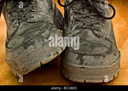 Une paire de chaussures de travail sale épais Banque D'Images