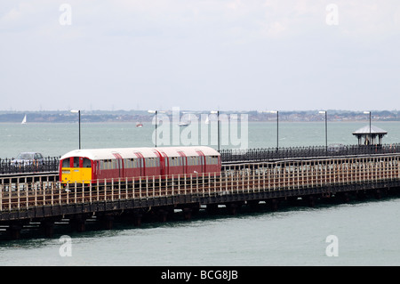 Ryde Pier Island Line electric train de passagers en route pour l'Embarcadère Station de tête Ile de Wight Angleterre UK Banque D'Images