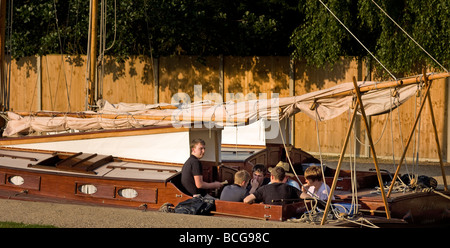 Groupe de jeunes garçons à bord du croiseur à Norfolk Broads traditionnels Banque D'Images