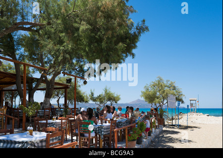 Taverne traditionnelle sur la plage à Almyrida, Province de La Canée, Crète, Grèce Banque D'Images