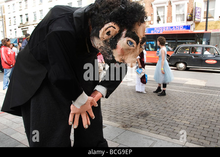 Gillett Square 11 Juillet 2009 Festival de Danse . Marionnette géante sur la rue pour attirer les gens au festival Banque D'Images