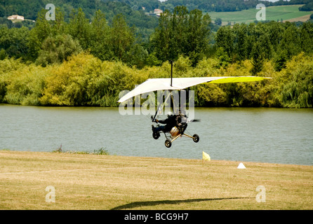 Vous connaissez Weightshift arrivant sur la terre par un lac au cours d'un meeting aérien en France Banque D'Images