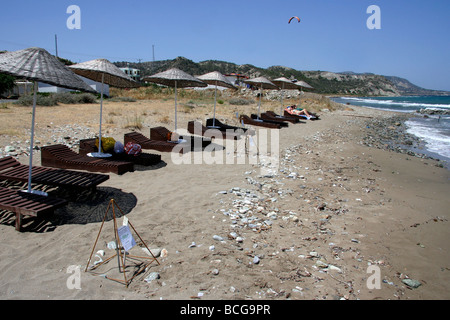 Protection des nids des tortues près de transats sur une plage populaire à Guzelyali près de Lapta Banque D'Images