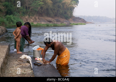 Lave-linge dans river Banque D'Images