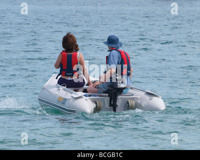 Couple sur un bateau RIB Banque D'Images