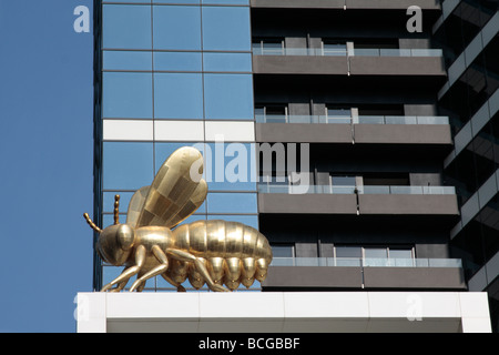 Abeille Géante sculpture par Richard Stringer sur l'Eureka Tower à Melbourne Australie Victoria Banque D'Images