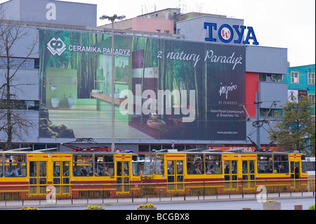 Les panneaux publicitaires dans le centre-ville de Lodz Pologne Banque D'Images