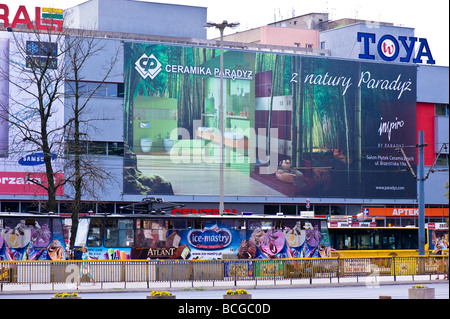 Les panneaux publicitaires dans le centre-ville de Lodz Pologne Banque D'Images