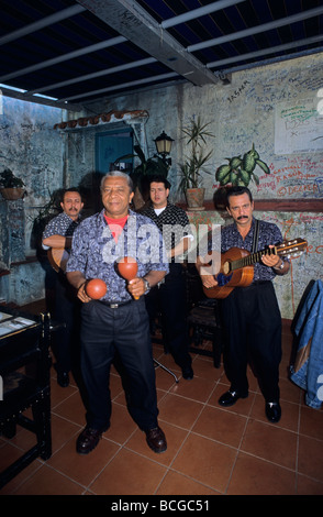 Groupe jouant au célèbre La Bodeguita del Medio restaurant bar de La Havane Vieja Cuba Banque D'Images