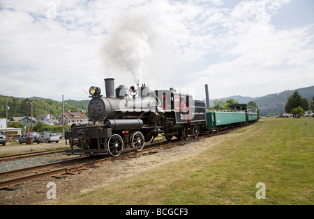 Un Narrow Gauge Railroad train transporte des passagers le long des voies de chemin de fer dans l'Aroostook Garibaldi sur la côte de l'Oregon Banque D'Images