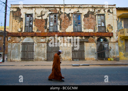 Musulman et un bâtiment colonial à St Louis au Sénégal Afrique de l'Ouest Banque D'Images