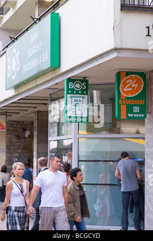 Les gens sur le trottoir passant bank Lodz Pologne Banque D'Images