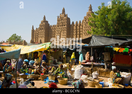 Lundi Jour de marché en face de la Grande Mosquée de Djenné au Mali Banque D'Images