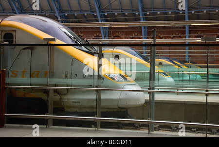 Des trains Eurostar rejoignent la gare de St Pancras à Londres pour prendre le tunnel sous la Manche en direction de la France et de la Belgique Banque D'Images