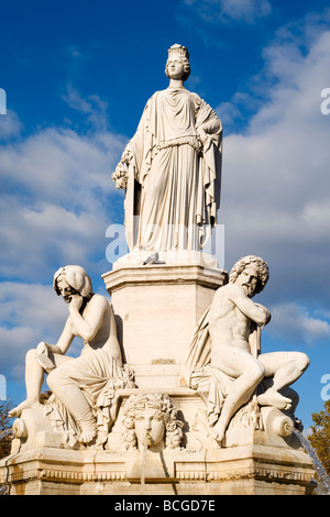 La Fontaine Pradier (1851), Nîmes, France. Conçu par l'architecte Charles Questel. Sculpté par James Pradier. Banque D'Images