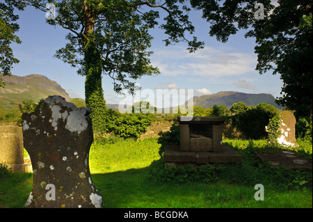 Saint Colomba s'église l'Eglise d'Irlande où il y a une grande croix et la tombe de Yeats Banque D'Images