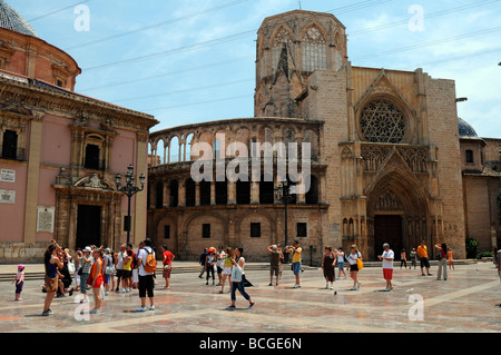 Square Plaza De La Virgen et el Miguelet tower dans le vieux quartier près de la cathédrale de Valence, Valence, Espagne Banque D'Images