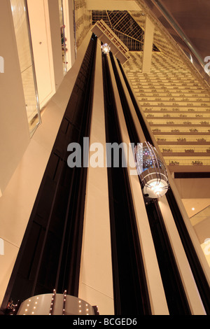 Ascenseurs dans l'atrium de l'hôtel Pan Pacific à Singapour Banque D'Images