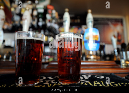 Les pintes de bière sur le Harveys Bar, au Lord Nelson à Trafalgar Street Inn Brighton Sussex UK Banque D'Images