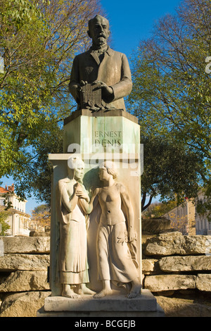 Statue de l'historien français Ernest Denis (1849-1921), à la place d'Assas, Nîmes, France Banque D'Images