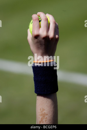 Main d'un ballboy holding balle au tournoi de Wimbledon Banque D'Images