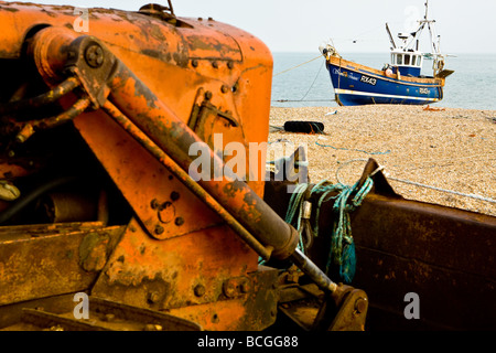 Bulldozer et bateau de pêche sur la plage de dormeur Banque D'Images