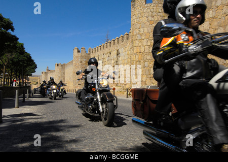 Groupe d'Motocyclist conduisant le long des murs s'avila Avila Castilla Leon Espagne Banque D'Images