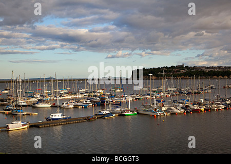 Bateaux amarrés dans la baie de Cardiff à Penarth Tête dans distance Galles UK Banque D'Images