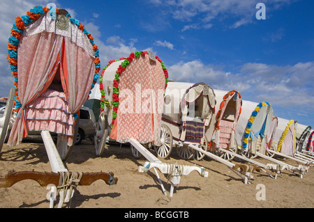 Voitures à Tipicals à El Rocio village Pèlerinage Pèlerinage à El Rocío Almonte Huelva province Andalousie Espagne Banque D'Images