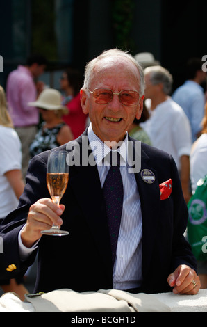 Membre de Wimbledon bénéficie d''un verre de champagne au Wimbledon Championships 2009 Banque D'Images