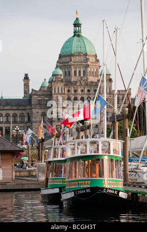 Victoria (Colombie-Britannique). Petit ferry boats shuttle touristes autour de l'arrière-port d'hôtels et attractions diverses. Banque D'Images