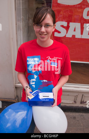 Une fille de collecter de l'argent des dons pour la recherche contre le cancer uk charity à Norwich Norfolk Uk Banque D'Images
