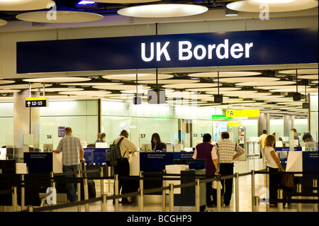 Le contrôle des frontières du Royaume-Uni à la borne 5 de l'aéroport Heathrow de Londres, Royaume-Uni Banque D'Images