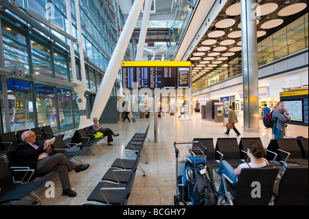 Hall des arrivées du Terminal 5 de l'aéroport Heathrow de Londres, Royaume-Uni Banque D'Images