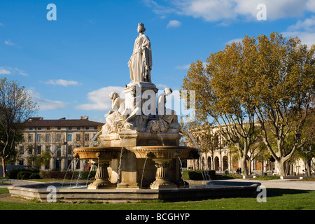 La Fontaine Pradier (1851), Nîmes, France. Conçu par l'architecte Charles Questel. Sculpté par James Pradier. Banque D'Images