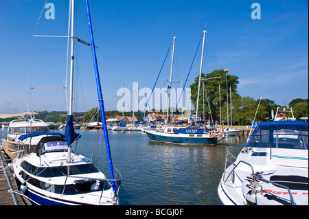 Yachts et bateaux à marina village Neringa Nida Lituanie Banque D'Images