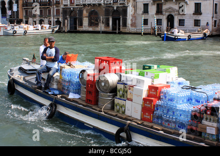 Livraison de boissons par cargo à Venise Banque D'Images