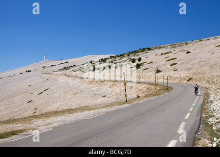 La route vers le sommet du Mont Ventoux Banque D'Images