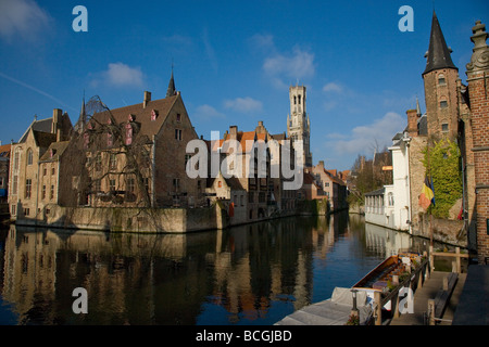 Vue depuis le canal Rozenhoedkaai dans la ville médiévale de Bruges en Belgique Banque D'Images