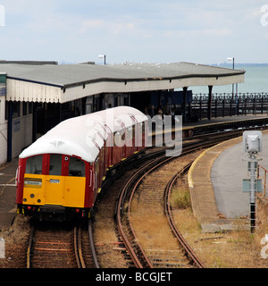 Ryde Esplanade train électrique-approche de la station Ile de Wight Angleterre UK Banque D'Images