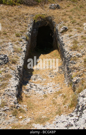 Entrée de la tombe dans le cimetière mycénien taillé dans la roche solide en 1500BC à Mazarakata sur l'île grecque de Céphalonie, Grèce GR Banque D'Images