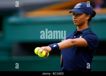 Sur le Court Central Ballgirl au Wimbledon Championships Banque D'Images