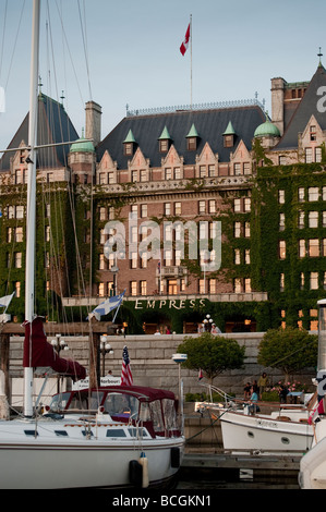 Au coucher du soleil, l'hôtel Empress historique sert de toile de fond à l'intérieur du port et de la zone du quai de Victoria, C.-B. Banque D'Images