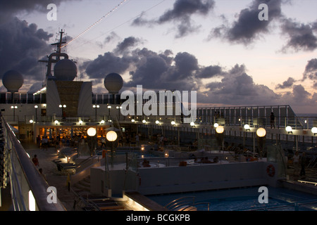 MSC Opera Croisière au début de soirée dans l'Océan Atlantique Banque D'Images