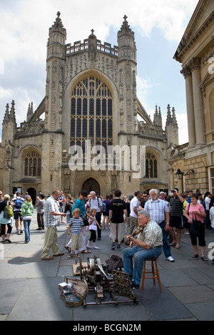 Une vue de l'ABBAYE L'ÉGLISE AVEC UN ARTISTE DE RUE, UN MUSICIEN AMBULANT, jouant POUR LES VISITEURS, AVEC L'ABBAYE montrant derrière. Banque D'Images