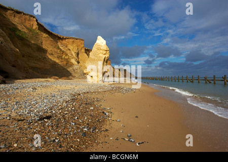 Les rayons du soleil frappent les falaises et la mer distinctif à pile sur la West Runton North Norfolk Coast Banque D'Images