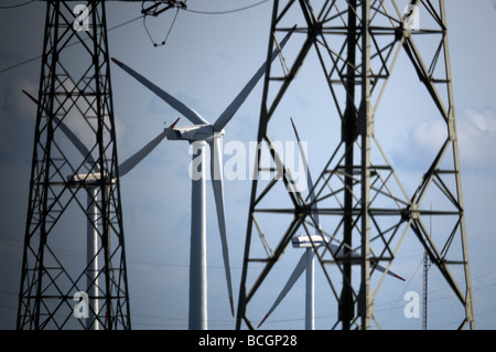 Les éoliennes et les pylônes électriques à une centrale électrique appartenant à Total dans le nord de la France Banque D'Images